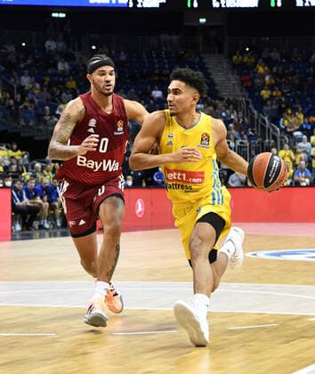Basketball, Herren, Saison 2021 2022, Turkish Airlines EuroLeague (7. Spieltag), Alba Berlin - FC Bayern München, v. l. Nick Weiler-Babb (Bayern München), Maodo Lo (Alba Berlin), 28.10. 2021, Copyright: xSebastianxRäppold MatthiasxKochx