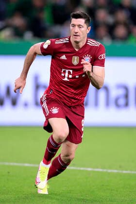 LEWANDOWSKI Robert Team FC Bayern Muenchen DFB Pokal Spiel Saison 2021 - 2022 Spiel Borussia Moenchengladbach - FC Bayern Muenchen 5 : 0 am 27.10.2021 in Moenchengladbach DFL REGULATIONS PROHIBIT ANY USE OF PHOTOGRAPHS as IMAGE SEQUENCES and or QUASI-VIDEO