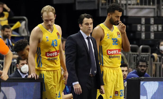 Luke Sikma, Trainer Israel Gonzales, Johannes Thiemann nachdenklich, enttäuscht Enttäuschung Basketball EuroLeague Herren Saison 2021 2022 28.10.2021 ALBA Berlin vs. FC Bayern München