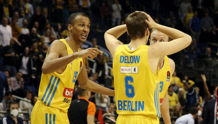 Louis Olinde, Malte Delow, Luke Sikma enttäuscht Enttäuschung Basketball EuroLeague Herren Saison 2021 2022 28.10.2021 ALBA Berlin vs. FC Bayern München