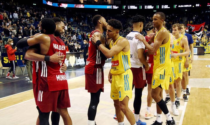 Mannschaften beim Abklatschen nach Spielende Basketball EuroLeague Herren Saison 2021 2022 28.10.2021 ALBA Berlin vs. FC Bayern München