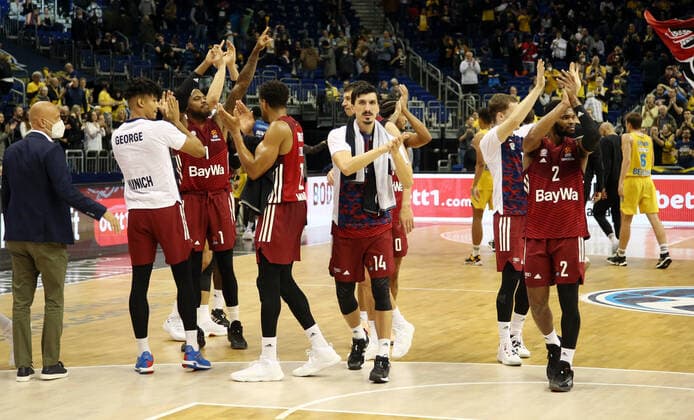 Münchener mannschaft feiert Sieg jubelnd Freude Emotion Jubel nach Spielende Basketball EuroLeague Herren Saison 2021 2022 28.10.2021 ALBA Berlin vs. FC Bayern München