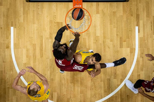 Basketball Berlin 28.10.2021 Saison 2021 2022 EuroLeague Regular Season Alba Berlin - FC Bayern München Othello Hunter (München, No.08) Oscar Da Silva (Alba Berlin, No.01)