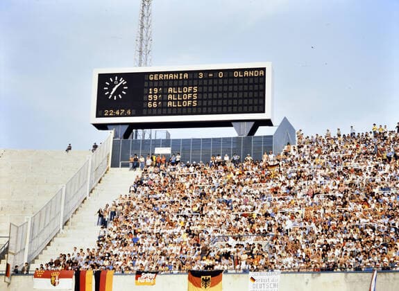 14.06.80 Deutschland - Niederlande Italien, Neapel, 14.06.1980, Fussball, UEFA; EM Europameisterschaft 1980 in Italien, DFB Deutschland - Niederlande (3:2): Anzeigetafel 3 Tore Klaus Allofs (Deutschland). *** 14 06 80 Germany Netherlands Italy, Naples, 14 06 1980, Football, UEFA European Championship 1980 in Italy, DFB Germany Netherlands 3 2 Scoreboard 3 Goals Klaus Allofs Germany