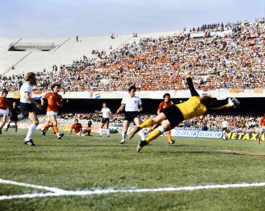 14.06.80 Deutschland - Niederlande Italien, Neapel, 14.06.1980, Fussball, UEFA; EM Europameisterschaft 1980 in Italien, DFB Deutschland - Niederlande (3:2): v.l. Klaus Allofs (Deutschland), Piet Schrijvers (Niederlande); Tor 1:0 Allofs. *** 14 06 80 Germany Netherlands Italy, Naples, 14 06 1980, Football, UEFA European Championship 1980 in Italy, DFB Germany Netherlands 3 2 v l Klaus Allofs Germany , Piet Schrijvers Netherlands Goal 1 0 Allofs