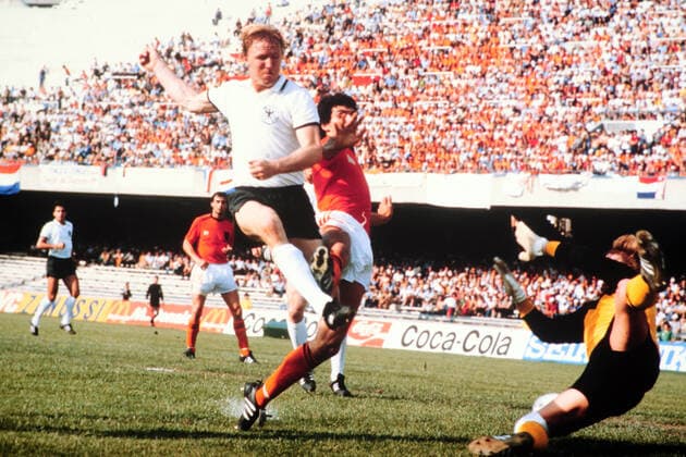 14.06.80 Deutschland - Niederlande Italien, Neapel, 14.06.1980, Fussball, UEFA; EM Europameisterschaft 1980 in Italien, DFB Deutschland - Niederlande (3:2): Horst Hrubesch (Deutschland). *** 14 06 80 Germany Netherlands Italy, Naples, 14 06 1980, Football, UEFA European Championship 1980 in Italy, DFB Germany Netherlands 3 2 Horst Hrubesch Germany