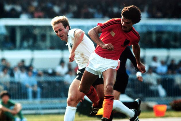 14.06.80 Deutschland - Niederlande Italien, Neapel, 14.06.1980, Fussball, UEFA; EM Europameisterschaft 1980 in Italien, DFB Deutschland - Niederlande (3:2): v.l. Karl-Heinz Rummenigge (Deutschland), Michel van der Korput (Niederlande). *** 14 06 80 Germany Netherlands Italy, Naples, 14 06 1980, Football, UEFA European Championship 1980 in Italy, DFB Germany Netherlands 3 2 f l Karl Heinz Rummenigge Germany , Michel van der Korput Netherlands