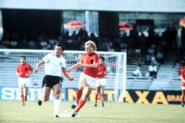 14.06.80 Deutschland - Niederlande Italien, Neapel, 14.06.1980, Fussball, UEFA; EM Europameisterschaft 1980 in Italien, DFB Deutschland - Niederlande (3:2): v.l. Felix Magath (Deutschland), Kees Kist (Niederlande). *** 14 06 80 Germany Netherlands Italy, Naples, 14 06 1980, Football, UEFA European Championship 1980 in Italy, DFB Germany Netherlands 3 2 v l Felix Magath Germany , Kees Kist Netherlands