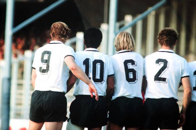 14.06.80 Deutschland - Niederlande Italien, Neapel, 14.06.1980, Fussball, UEFA; EM Europameisterschaft 1980 in Italien, DFB Deutschland - Niederlande (3:2): v.l. Horst Hrubesch, Hansi Müller, Bernd Schuster, Hans-Peter Briegel (alle Deutschland). *** 14 06 80 Germany Netherlands Italy, Naples, 14 06 1980, Football, UEFA European Championship 1980 in Italy, DFB Germany Netherlands 3 2 f l Horst Hrubesch, Hansi Müller, Bernd Schuster, Hans Peter Briegel all Germany