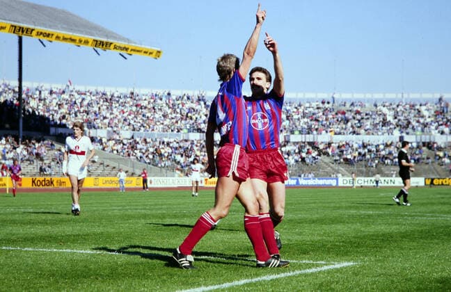 23.04.88 VfB Stuttgart - Bayer 05 Uerdingen Deutschland, Stuttgart, 23.04.1988, Fussball, Bundesliga, VfB Stuttgart - Bayer 05 Uerdingen (1:3): v.l. Holger Fach, Stefan Kuntz (beide Bayer 05 Uerdingen); Jubel Tor 1:3 Fach. *** 23 04 88 VfB Stuttgart Bayer 05 Uerdingen Germany, Stuttgart, 23 04 1988, Football, Bundesliga, VfB Stuttgart Bayer 05 Uerdingen 1 3 v l Holger Fach, Stefan Kuntz both Bayer 05 Uerdingen cheering goal 1 3 Fach