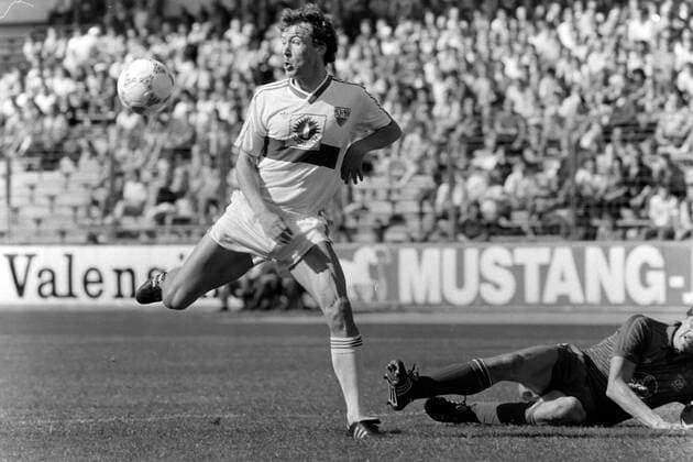 23.04.88 VfB Stuttgart - Bayer 05 Uerdingen Deutschland, Stuttgart, 23.04.1988, Fussball, Bundesliga, VfB Stuttgart - Bayer 05 Uerdingen (1:3): Karl Allgöwer (VfB Stuttgart). *** 23 04 88 VfB Stuttgart Bayer 05 Uerdingen Germany, Stuttgart, 23 04 1988, Football, Bundesliga, VfB Stuttgart Bayer 05 Uerdingen 1 3 Karl Allgöwer VfB Stuttgart
