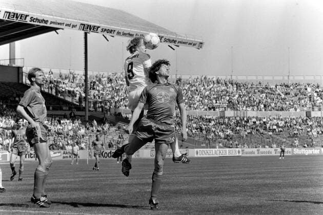 23.04.88 VfB Stuttgart - Bayer 05 Uerdingen Deutschland, Stuttgart, 23.04.1988, Fussball, Bundesliga, VfB Stuttgart - Bayer 05 Uerdingen (1:3): v.l. Jürgen Klinsmann (VfB Stuttgart), Dietmar Klinger (Bayer 05 Uerdingen). *** 23 04 88 VfB Stuttgart Bayer 05 Uerdingen Germany, Stuttgart, 23 04 1988, Football, Bundesliga, VfB Stuttgart Bayer 05 Uerdingen 1 3 v l Jürgen Klinsmann VfB Stuttgart , Dietmar Klinger Bayer 05 Uerdingen