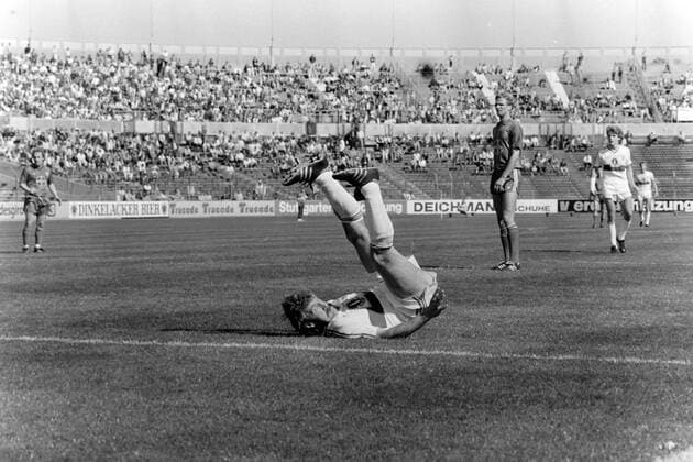 23.04.88 VfB Stuttgart - Bayer 05 Uerdingen Deutschland, Stuttgart, 23.04.1988, Fussball, Bundesliga, VfB Stuttgart - Bayer 05 Uerdingen (1:3): Fritz Walter (VfB Stuttgart). *** 23 04 88 VfB Stuttgart Bayer 05 Uerdingen Germany, Stuttgart, 23 04 1988, Football, Bundesliga, VfB Stuttgart Bayer 05 Uerdingen 1 3 Fritz Walter VfB Stuttgart