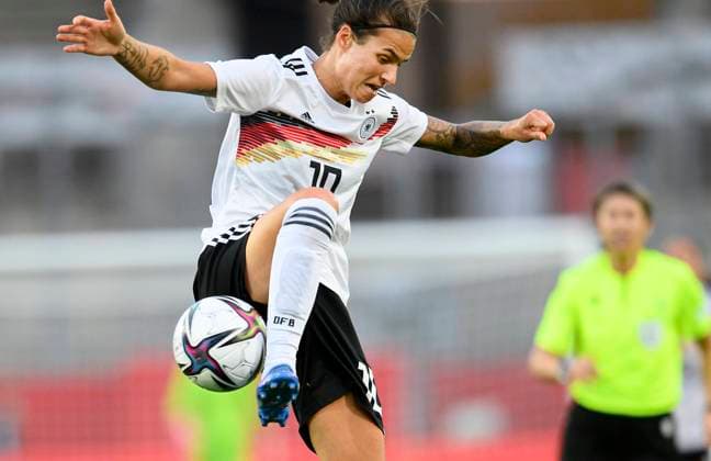 Dzsenifer MAROZSAN (GER) Aktion, Fussball Laenderspiel Frauen, WM-Qualifikation, Deutschland (GER) - Israel (ISR) 7:0, am 26.10.2021 in Essen Deutschland. Â