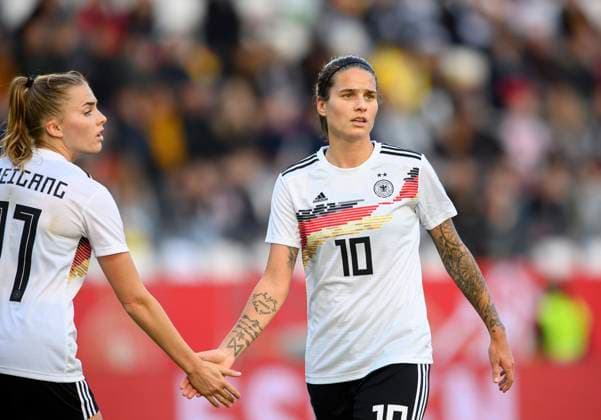 Dzsenifer MAROZSAN (GER) Gestik, Geste, klatscht Laura FREIGANG l. (GER) ab Fussball Laenderspiel Frauen, WM-Qualifikation, Deutschland (GER) - Israel (ISR) 7:0, am 26.10.2021 in Essen Deutschland. Â