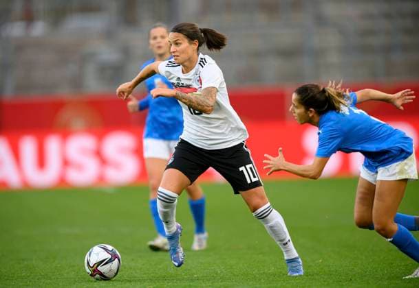 Dzsenifer MAROZSAN (GER) Aktion, Fussball Laenderspiel Frauen, WM-Qualifikation, Deutschland (GER) - Israel (ISR) 7:0, am 26.10.2021 in Essen Deutschland. Â