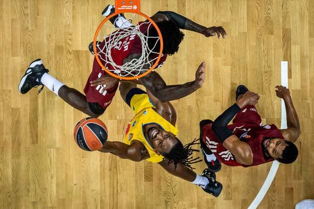 Bilder des Jahres 2021, Sport 10 Oktober Basketball Berlin 28.10.2021 Saison 2021 2022 EuroLeague Regular Season Alba Berlin - FC Bayern München Jaleen Smith (Alba Berlin, No.03) Othello Hunter (München, No.08) Corey Walden (München, No.02) *** Basketball Berlin 28 10 2021 Season 2021 2022 EuroLeague Regular Season Alba Berlin FC Bayern Munich Jaleen Smith Alba Berlin, No 03 Othello Hunter Munich, No 08 Corey Walden Munich, No 02