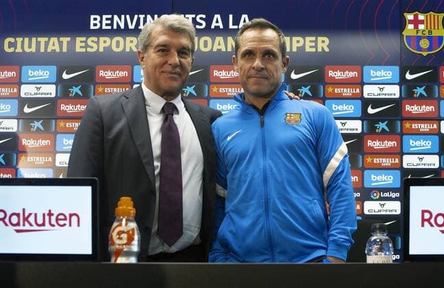 Barcelona s FC President, Joan Laporta (L), and new head coach after Ronald Koeman s dismissal, Sergi Barjuan, pose during a press conference, PK, Pressekonferenz following the team s training session held at Joan Gamper sports city in Barcelona, Spain, 29 October 2021. Barcelona FC press conference !ACHTUNG: NUR REDAKTIONELLE NUTZUNG!  Copyright: xEnricxFontcubertax GRAFCAT9136 20211029-926b7cce78784f9c3b8e36584d6bcc3c27bb546c
