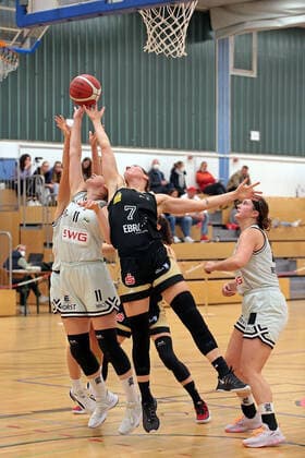 27.10.2021, xovx, Basketball Damen DBBL-Pokal, Bender Baskets Grünberg - TK Hannover Luchse v.l. Lena Dziuba (Bender Baskets Grünberg), Patricia Broßmann (TK Hannover Luchse), Olivia Nash (Bender Baskets Grünberg) Grünberg Sporthalle Theo-Koch-Schule Hessen Deutschland (DE) *** 27 10 2021, xovx, Basketball Women DBBL Cup, Bender Baskets Grünberg TK Hannover Luchse v l Lena Dziuba Bender Baskets Grünberg , Patricia Broßmann TK Hannover Luchse , Olivia Nash Bender Baskets Grünberg Grünberg Sporthalle Theo Koch Schule Hessen Germany EN