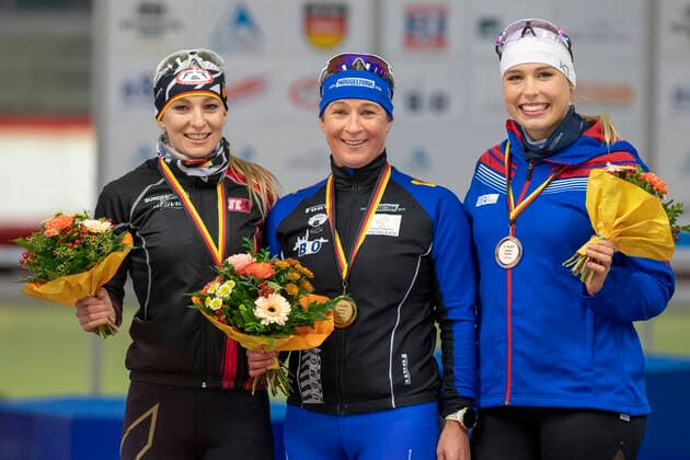Bilder des Jahres 2021, Sport 10 Oktober Sport Themen der Woche KW43 Sport Bilder des Tages EISSCHNNELLLAUF - Michelle UHRIG, Claudia PECHSTEIN und Victoria STIRNEMANN am 29.10.2021 während der Deutschen Meisterschaft Einzelstrecke in der Max Aicher Arena, Inzell, Deutschland - Foto: ERNST WUKITS - *** ICE SNOW RUNNING Michelle UHRIG, Claudia PECHSTEIN and Victoria STIRNEMANN on 29 10 2021 during the German Championship single track in the Max Aicher Arena, Inzell, Germany Photo ERNST WUKITS