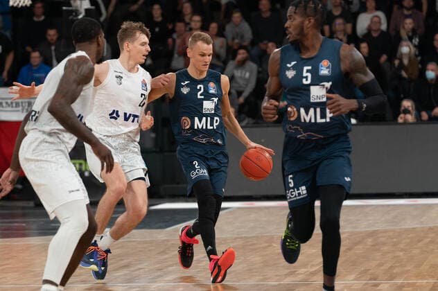 easyCredit Basketball Bundesliga, Hamburg, 29.10.2021 easyCredit Basketball Bundesliga, Hamburg Towers vs. MLP Academics Heidelberg, Niklas Wuerzner ( 2 MLP Academics Heidelberg), Justus Hollatz ( 21 Hamburg Towers) Copyright: xBEAUTIFULxSPORTS Mohwinkelx