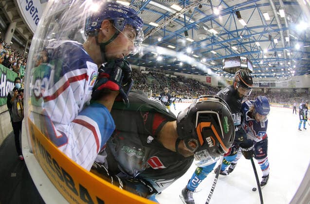 Sport Themen der Woche KW43 Sport Bilder des Tages BAU 29.10.2021, Deutschland, Bietigheim, Eishockey, SC Steelers Bietigheim vs. Adler Mannheim, rechts v.l. Maximilian Renner (Steelers), Sinan Akdag (Adler) *** BAU 29 10 2021, Germany, Bietigheim, ice hockey, SC Steelers Bietigheim vs Adler Mannheim, right v l Maximilian Renner Steelers , Sinan Akdag Adler.