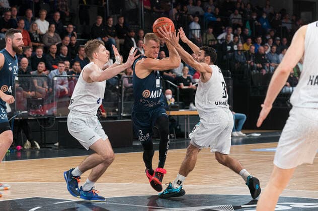 easyCredit Basketball Bundesliga, Hamburg, 29.10.2021 easyCredit Basketball Bundesliga, Hamburg Towers vs. MLP Academics Heidelberg, Niklas Wuerzner ( 2 MLP Academics Heidelberg) Copyright: xBEAUTIFULxSPORTS Mohwinkelx