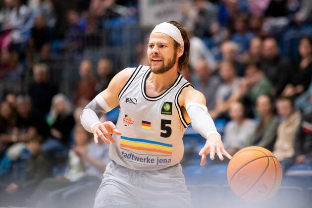 BARMER 2. Basketball Bundesliga ProA Saison 2021 2022 Spieltag 7 am 29.10.2021 Medipolis SC Jena vs Phoenix Hagen Nico Brauner (Jena) am Ball, Portrait Sparkassen Arena