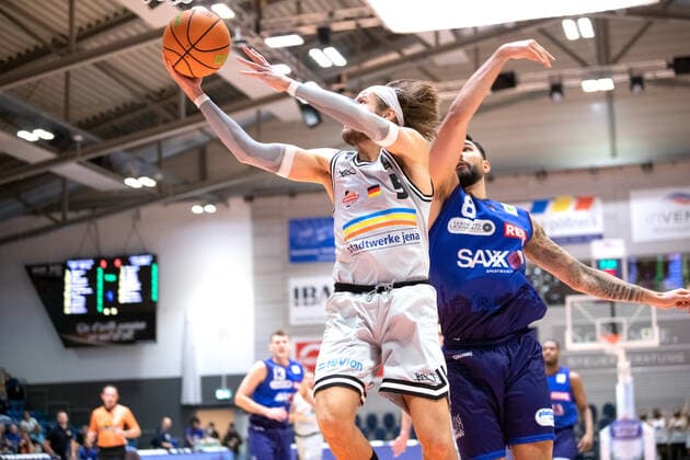 BARMER 2. Basketball Bundesliga ProA Saison 2021 2022 Spieltag 7 am 29.10.2021 Medipolis SC Jena vs Phoenix Hagen Nico Brauner (Jena) beim Korbleger gegen Marcel Kessen (Hagen) Sparkassen Arena