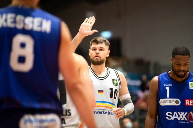 BARMER 2. Basketball Bundesliga ProA Saison 2021 2022 Spieltag 7 am 29.10.2021 Medipolis SC Jena vs Phoenix Hagen Julius Wolf (Jena), klatscht ab, Portrait Sparkassen Arena