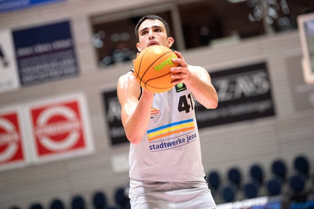 BARMER 2. Basketball Bundesliga ProA Saison 2021 2022 Spieltag 7 am 29.10.2021 Medipolis SC Jena vs Phoenix Hagen Alex Herrera (Jena) beim Freiwurf, Portrait Sparkassen Arena