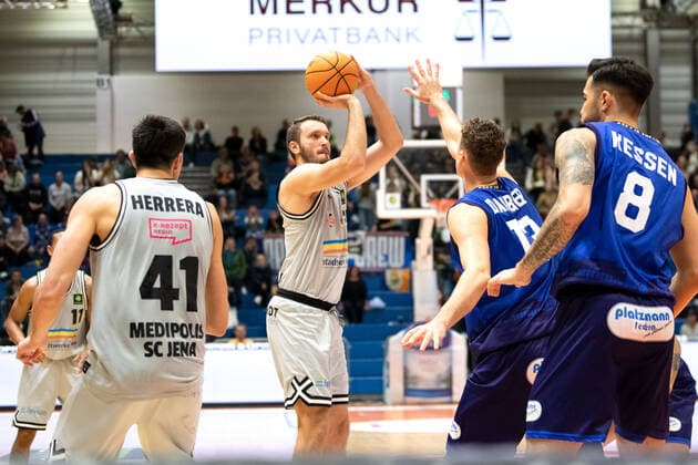 BARMER 2. Basketball Bundesliga ProA Saison 2021 2022 Spieltag 7 am 29.10.2021 Medipolis SC Jena vs Phoenix Hagen Mitte: Stephan Haukohl (Jena) beim Wurf gegen rechts Phillip Daubner (Hagen) Sparkassen Arena