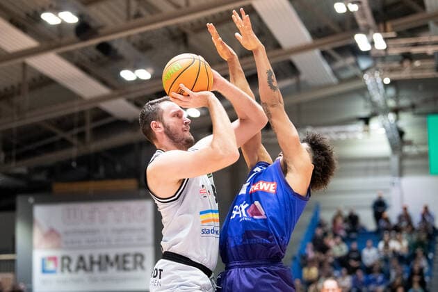 BARMER 2. Basketball Bundesliga ProA Saison 2021 2022 Spieltag 7 am 29.10.2021 Medipolis SC Jena vs Phoenix Hagen v.li. Stephan Haukohl (Jena) beim Wurf gegen Paul Giese (Hagen) Sparkassen Arena