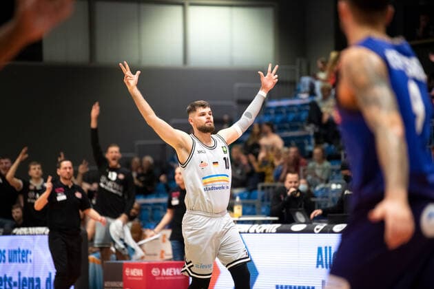 BARMER 2. Basketball Bundesliga ProA Saison 2021 2022 Spieltag 7 am 29.10.2021 Medipolis SC Jena vs Phoenix Hagen Mitte: Julius Wolf (Jena) jubelt über einen erfolgreichen 3 Punkt Wurf Sparkassen Arena