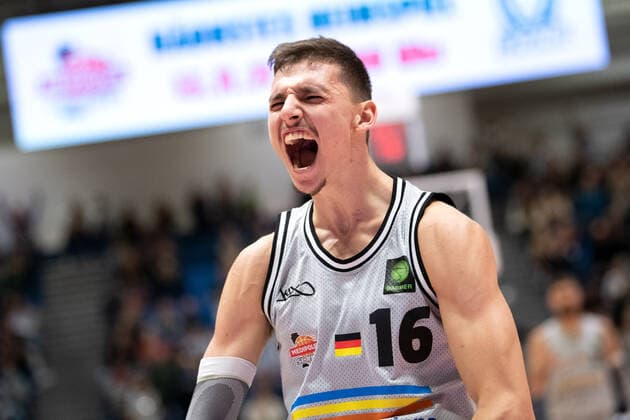 Sport Bilder des Tages BARMER 2. Basketball Bundesliga ProA Saison 2021 2022 Spieltag 7 am 29.10.2021 Medipolis SC Jena vs Phoenix Hagen Moritz Plescher (Jena) jubelt lautstark mit offenen Mund, Portrait Sparkassen Arena