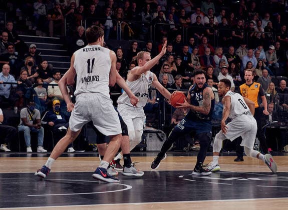 Jordan Geist ( 15 MLP Academics Heidelberg), Angriff, Allein, Ärger, Block des Gegners Hamburg Towers vs. MLP Academics Heidelberg, 1. Bundesliga, Basketball, easycredit BBL, Hamburg, edel-optics.de Arena, Spielzeit 2021 2022, 6.Spieltag, 29.10.2021 Foto:EIBNER Stephanie Zerbe Hamburg Towers vs. MLP Academics Heidelberg, 1. Bundesliga, Basketball, easycredit BBL, Spielzeit 2021 2022, 6.Spieltag, 29.10.2021 Brokdorf Copyright: xStephaniexZerbe xEibner-Pressefox EP_SZE