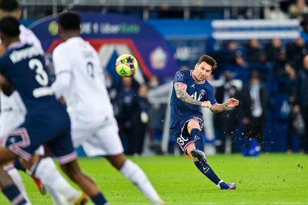Bilder des Jahres 2021, Sport 10 Oktober Sport Themen der Woche KW43 Sport Bilder des Tages coup franc de Lionel Messi (PSG) FOOTBALL : PSG vs LOSC - Ligue1 uber eats - 29 10 2021 JBAutissier Panoramic 