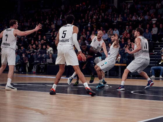 Shyron Ely ( 5 MLP Academics Heidelberg), Zweikampf, Block von Gegnern, fuenf zu eins Hamburg Towers vs. MLP Academics Heidelberg, 1. Bundesliga, Basketball, easycredit BBL, Hamburg, edel-optics.de Arena, Spielzeit 2021 2022, 6.Spieltag, 29.10.2021 Foto:EIBNER Stephanie Zerbe Hamburg Towers vs. MLP Academics Heidelberg, 1. Bundesliga, Basketball, easycredit BBL, Spielzeit 2021 2022, 6.Spieltag, 29.10.2021 Brokdorf Copyright: xStephaniexZerbe xEibner-Pressefox EP_SZE