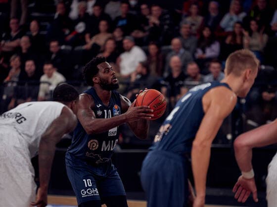 Kelvin Martin ( 10 MLP Academics Heidelberg) Korbwurf, Freiwurf, Free throw, Hamburg Towers vs. MLP Academics Heidelberg, 1. Bundesliga, Basketball, easycredit BBL, Hamburg, edel-optics.de Arena, Spielzeit 2021 2022, 6.Spieltag, 29.10.2021 Foto:EIBNER Stephanie Zerbe Hamburg Towers vs. MLP Academics Heidelberg, 1. Bundesliga, Basketball, easycredit BBL, Spielzeit 2021 2022, 6.Spieltag, 29.10.2021 Brokdorf Copyright: xStephaniexZerbe xEibner-Pressefox EP_SZE