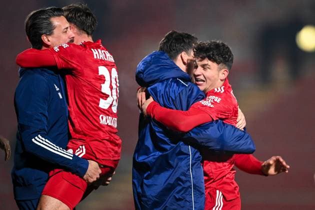 Sport Themen der Woche KW43 Sport Bilder des Tages v.li.: Trainer Sandro Wagner (Unterhaching) Simon Skarlatidis (Unterhaching, 30) Sandro Porta (Unterhaching, 27) mit Torjubel, Jubel, Torjubel, Torerfolg, celebrate the goal, goal, celebration, Jubel ueber das Tor zum 1:0 durch Sandro Porta (Unterhaching, 27), optimistisch, Action, Aktion, 29.10.2021, Unterhaching (Deutschland), Fussball, Regionalliga Bayern, SpVgg Unterhaching - TSV Aubstadt *** from left Coach Sandro Wagner Unterhaching Simon Skarlatidis Unterhaching, 30 Sandro Porta Unterhaching, 27 with goal celebration, jubilation, goal celebration, celebrate the goal, goal, celebration, jubilation about the goal to 1 0 by Sandro Porta Unterhaching, 27 , optimistic, action, action, 29 10 2021, Unterhaching Germany , Football, Regionalliga Bayern, SpVgg Unterhaching TSV Aubstadt xslx