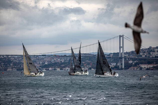Sport Themen der Woche KW43 Sport Bilder des Tages October 29, 2021, Istanbul, Turkey: People compete with their sailboats during the Turkey s 2nd Presidential International Yacht Race at the Bosphorus in Istanbul. Istanbul Turkey - ZUMAs197 20211029_zaa_s197_404 Copyright: xOnurxDogmanx