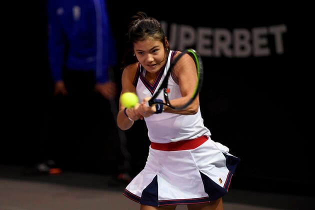 WTA, Tennis Damen 250 Tennis: Transylvania Open Emma Raducanu in action - receiving the ball during her game against Marta Kostyuk ÐœÐ°ÑÄÑ‚Ð° ÐžÐ»ÐµÐ³Ñ–Ð²Ð½Ð° ÐöÐ¾ÑÑ‚ÑŽÐº on day seven of Transylvania Open, WTA 250 Tour held in BT Arena Cluj-Napoca, 29 October 2021 Cluj-Napoca Romania  Copyright: xFlaviuxBuboix buboi-notitle211029_npHpS