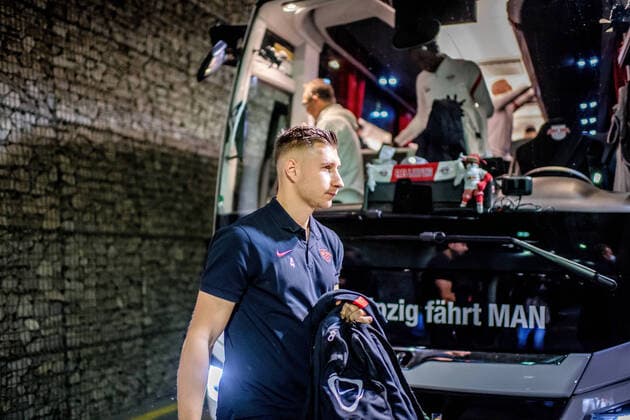 Leipzigs Willi Orban bei der Busankunft Fussball 1. Bundesliga, 9. Spieltag: RB Leipzig - SpVgg Greuther Fuerth 4:1. 23. Oktober 2021: Leipzig, Red Bull Arena. RB Leipzig - SpVgg Greuther Fuerth 4:1