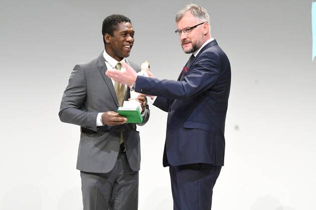 Kiccker Chefredakteur Jörg Jakob überreicht Clarence Seedorf den Walterher Bensemann-Preis 2021 Fußball Gala Deutscher Fußball-Kulturpreis 2021 Nürnberg Copyright: xZichyx Eibner-Pressefotox EP_rzy
