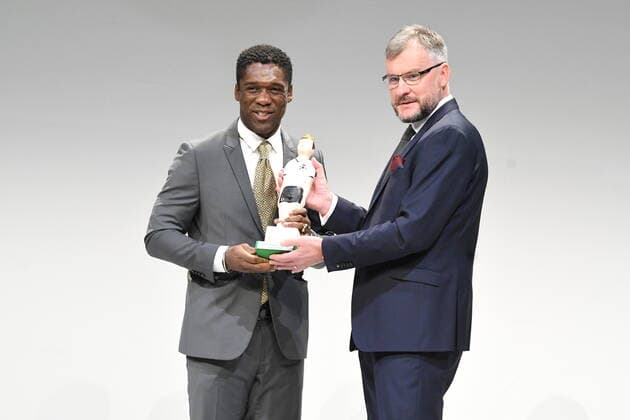 Kiccker Chefredakteur Jörg Jakob überreicht Clarence Seedorf den Walterher Bensemann-Preis 2021 Fußball Gala Deutscher Fußball-Kulturpreis 2021 Nürnberg Copyright: xZichyx Eibner-Pressefotox EP_rzy