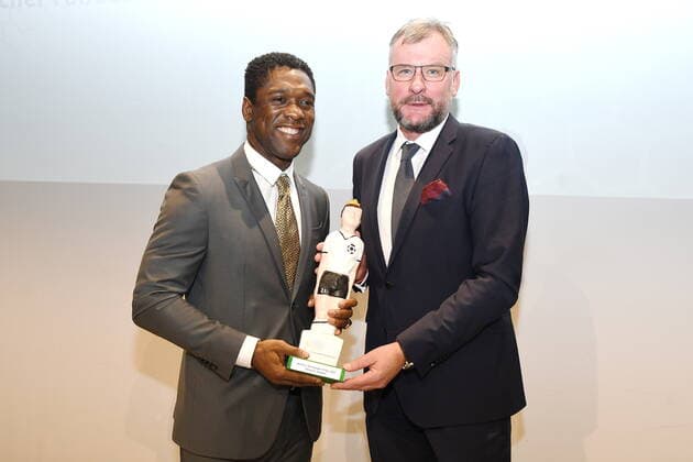 Kiccker Chefredakteur Jörg Jakob überreicht Clarence Seedorf den Walterher Bensemann-Preis 2021 Fußball Gala Deutscher Fußball-Kulturpreis 2021 Nürnberg Copyright: xZichyx Eibner-Pressefotox EP_rzy
