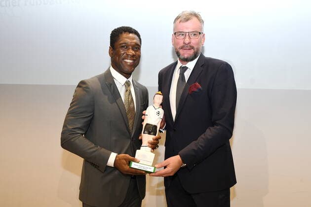 Kiccker Chefredakteur Jörg Jakob überreicht Clarence Seedorf den Walterher Bensemann-Preis 2021 Fußball Gala Deutscher Fußball-Kulturpreis 2021 Nürnberg Copyright: xZichyx Eibner-Pressefotox EP_rzy