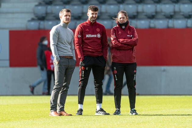 Jens Scheuer (Chef-Trainer, FC Bayern Muenchen Frauen) zusammen mit den Physiotherapeuten Johannes Schoettl und Carlotta Weingarten. FC Bayern Muenchen Frauen gegen Eintracht Frankfurt Frauen, Fussball, DFB-Pokal, Achtelfinale, Saison 2021 2022, 30.10.2021. (DFL DFB REGULATIONS PROHIBIT ANY USE OF PHOTOGRAPHS as IMAGE SEQUENCES and or QUASI-VIDEO). FC Bayern Muenchen Frauen gegen Eintracht Frankfurt Frauen, Fussball, DFB-Pokal, Achtelfinale, Saison 2021 2022, 30.10.2021 Muenchen Copyright: xEibnerxPressefotox xHeikexFeinerx EP_HFR