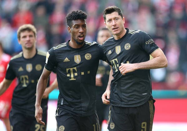 Sport Bilder des Tages 30.10.2021, Fussball 1. Bundesliga 2021 2022, 10. Spieltag, 1. FC Union Berlin - FC Bayern München, im Stadion An der Alten Försterei Berlin. Jubel (L-R) Kingsley Coman (Bayern München) und Torschütze Robert Lewandowski (Bayern München) zum Tor zum 0:1 per Foulelfmeter