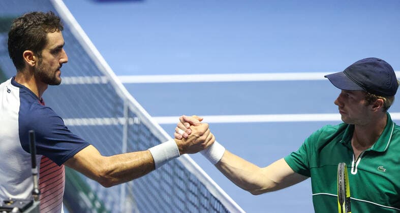 ST PETERSBURG, RUSSIA â€“ OCTOBER 30, 2021: Marin Cilic (L) of Croatia shakes hands with Botic van de Zandschulp of the Netherlands after their semi-final match as part of the 2021 St Petersburg Open tennis tournament, at the Sibur Arena. Peter Kovalev TASS  TS1165BD